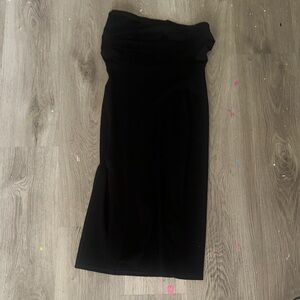 Elegant Black Strapless Dress with Slit